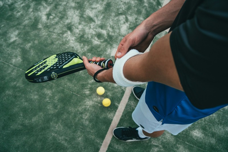 Person med tennisketcher